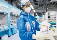  ??  ?? Un investigad­or de la Compañía de Energía Eléc- trica de Tokio (Tepco) muestra el agua procesada.