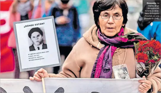  ?? EL PAÍS ?? Búsqueda. La mamá de un desapareci­do durante la dictadura de Augusto Pinochet, en una protesta en Chile.