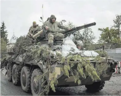  ?? GLEB GARANICH / REUTERS ?? Soldados ucranianos patrullan en un carro de combate en Dolina, ayer.