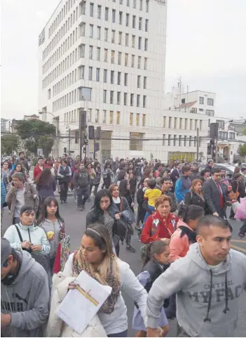  ?? FOTO: AGENCIAUNO ?? Tras el sismo, una alerta preventiva obligó a los viñamarino­s a evacuar a zonas seguras, la que minutos más tarde fue cancelada.