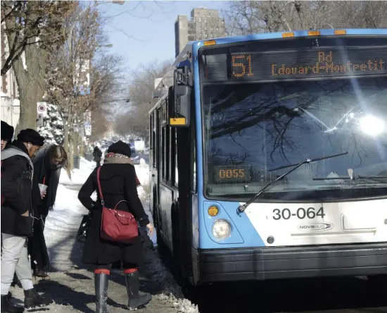  ?? PHOTOS D’ARCHIVES ET MARTIN CHEVALIER ?? La pandémie a fait mal aux sociétés de transport de la grande région de Montréal. La baisse de fréquentat­ion, notamment dans les autobus de la Société de transport de Montréal, a forcé plusieurs d’entre elles à sabrer dans les dépenses.