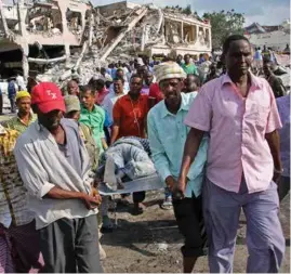  ??  ?? LAS VÍCTIMAS. Habitantes de Mogadiscio rescataron los cuerpos.