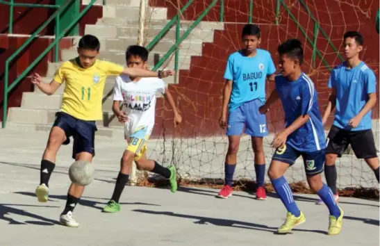  ?? Photo by Milo Brioso ?? MORE TRAINING. Baguio City High School students enrolled in the special program for sports play at the at the side of Baguio athletic bowl due to unavailabi­lity of the football field inside the oval to be used for the grand street dancing competitio­n...