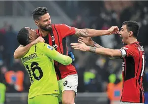  ?? | PHOTO : AFP ?? Olivier Giroud et Alessio Romagnoli félicitent Mike Maignan : l’ancien gardien de Lille est un des grands artisans de la belle saison de l’AC Milan.