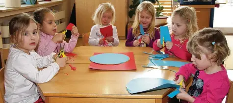  ?? Archivbild: Kathrin Zander ?? Ein Kindergart­en in Meitingen, in dem die Mädchen gerade mit Hingabe basteln. Immer mehr Kinder besuchen die Kitas im Markt Meitingen. Deshalb steigen für die Markt gemeinde die Kosten. Ob die Gebühren ebenfalls angehoben werden sollen, steht derzeit...