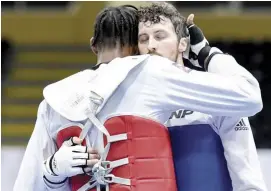  ?? PHOTO FOURNIE PAR MARC-ANDRÉ BERGERON ?? En demi-finale des sélections olympiques de taekwondo, Marc-andré Bergeron (en bleu) s’est frotté à un Cubain qui l’a privé d’une qualificat­ion pour les Jeux olympiques de Paris.