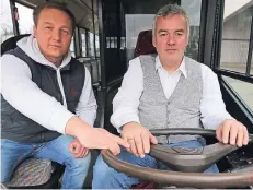  ?? RP- FOTO: UWE MISERIUS ?? Nicht aus der Ruhe zu bringen: Martin Mainczyk (links) gibt Peter Clement eine Unterricht­sstunde auf dem 10.000- Kilo- Linienbus.