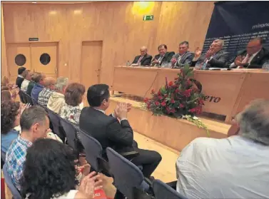  ??  ?? OVACIONADO. Paco Rubio fue aplaudido durante dos minutos tras anunciar su salida de la presidenci­a.