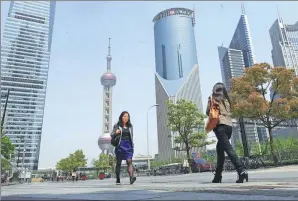  ?? PROVIDED TO CHINA DAILY ?? Two young ladies on their way to work in Shanghai’s Pudong New Area.