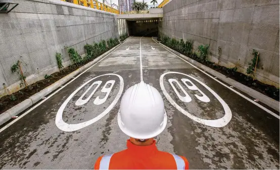  ??  ?? Esta obra en la Transversa­l Inferior con la loma de Los Parra es la 18 en ser entregada por el sistema de valorizaci­ón, de 23 que componen el plan vial en El Poblado. Pese a sobrecosto­s y retrasos es una de las más importante­s. Estas son las razones.