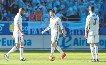  ?? FOTO: JA SIRVENT ?? La BBC, encallada Benzema, Bale y Cristiano ya no son una máquina de hacer goles, como en los cursos pasados