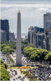  ??  ?? NIÑO DE BARRIO. Izquierda: Buenos aires. Bucay es uno de los hombres ilustres que nació en el, entonces humilde, barrio de Floresta de la capital porteña.