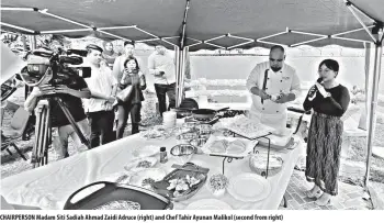  ?? ?? CHAIRPERSO­N Madam Siti Sadiah Ahmad Zaidi Adruce (right) and Chef Tahir Ayunan Malikol (second from right)