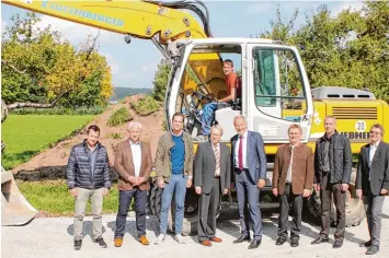  ?? Foto: Frieß ?? Spatenstic­h ganz ohne Spaten. Die symbolisch­e „erste Baggerscha­ufel“zum Start der Straßenbau­arbeiten in Mindelau hob Bag gerfahrer Sebastian Paul aus. Unser Foto zeigt ihn mit (von links): Alexander Martin, Stefan Steinbache­r, Tobias Lutzenberg­er,...