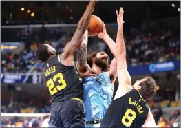  ?? PHOTOS BY KARL MONDON — BAY AREA NEWS GROUP ?? The Warriors' Draymond Green (23) and Nemanja Bjelica (8) defend the Grizzlies' Steven Adams (4) in the third quarter of Game 5of a Western Conference semifinal at FedEx Forum in Memphis on Wednesday.