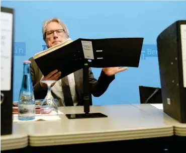  ?? Foto: dpa/Maurizio Gambarini ?? Die Aktenlage stimmt Finanzsena­tor Matthias Kollatz-Ahnen (SPD) fröhlich.