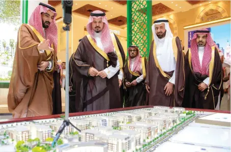  ?? SPA ?? Prince Salman visited an exhibition accompanyi­ng the forum, featuring over 100 pavilions with services from tourism, Umrah agencies and other sectors.