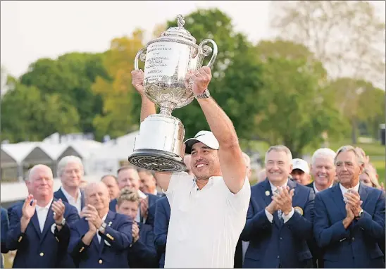  ?? AP ?? Koepka levanta el trofeo de campeón del PGA Championsh­ip