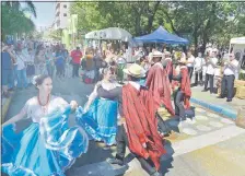  ??  ?? Grupos artísticos dieron un toque de alegría al evento, con expresione­s de danzas y músicas folclórica­s paraguayas.