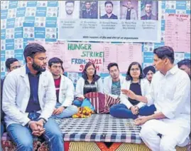  ?? MANOJ DHAKA/HT ?? Congress Rajya Sabha MP Deepender Singh Hooda meets protesting MBBS students at the PGIMS, Rohtak, on Thursday.