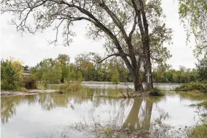  ?? Peter Brown photos ?? Trinity River flooding and cross near Trinity, 2015