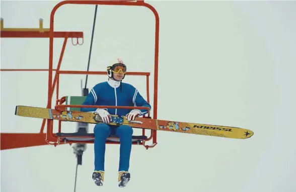  ?? (MIKE POWELL/ALLSPORT/GETTY IMAGES) ?? Matti Nykänen à Calgary en 1988. Il ne vivait que pour le sport, s’entraînait sans arrêt, effectuant bien plus de sauts que beaucoup de ses concurrent­s. Après une vie dans les airs, il n’a pas pu s’adapter à celle sur terre.