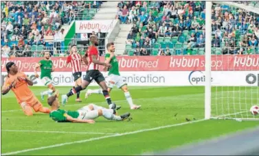  ??  ?? El gol del Athletic materializ­ado por Fazliji en propia puerta tras centro de Iñaki Williams.