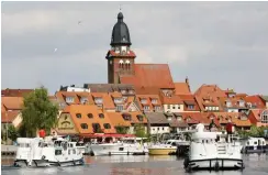  ?? Foto: dpa/Bernd Wüstneck ?? Hausboote suchen im Warener Hafen nach einem Liegeplatz.