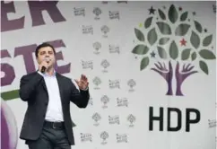  ??  ?? Leader du parti prokurde HDP, le député Selahattin Demirtas ne peut plus siéger à la Grande Assemblée nationale depuis son arrestatio­n en novembre 2016.