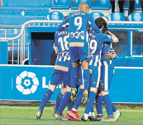  ?? FOTO: EFE ?? Efectivo El conjunto albiazul se impuso al Levante (2-0) con los goles de Laguardia, de cabeza tras saque de córner, y de Jony, tras aprovechar una mala cesión de Doukouré