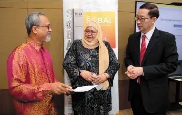  ?? ?? In discussion: (From left) raja badrulniza­m, bahria and Koong deliberati­ng on who will take the top awards for Soba 2022 during the final judging session at Menara Star.