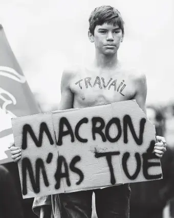  ?? Ansa ?? La protesta
Un manifestan­te al corteo di statali del 22 marzo con il cartello che recita “Macron mi ha ucciso”