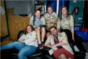  ?? FOTO WIM HENDRIX ?? Leiders Nele, Inne, Anneleen, Sofie en Frederik in de scoutsloka­len in de Kwekerijst­raat.