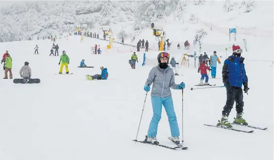  ?? MARCELO MARTÍNEZ ?? Nevado. El cerro Catedral, ayer. Se calcula que unas 25 mil personas esquían por día allí y en otros centros clave.