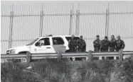  ?? FOTO: AP ?? &gt; Soldados en la frontera inician su retiro.