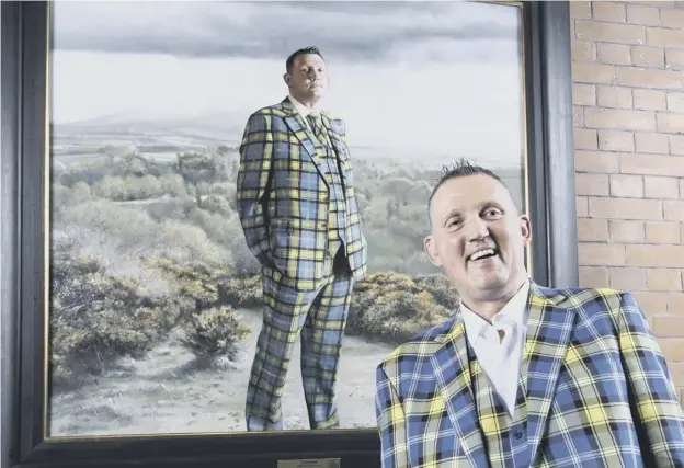  ??  ?? 0 Doddie Weir with a portrait that has gone on display at the Scottish National Portrait Gallery to mark the beginning of the Six Nations rugby championsh­ip this weekend