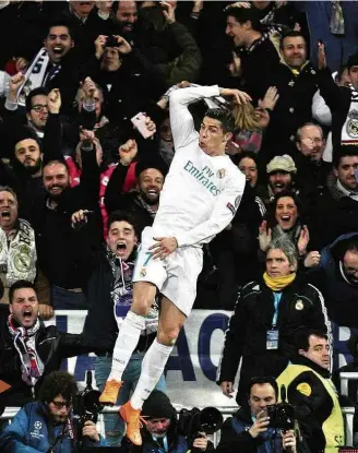  ?? Sergio Perez/Reuters ?? Cristiano Ronaldo, do Real Madrid, festeja gol no 3 a 1 sobre o PSG na Liga dos Campeões