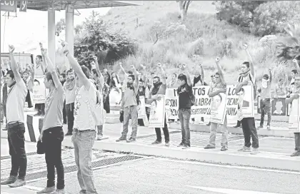  ??  ?? Padres de los 43 estudiante­s de Ayotzinapa desapareci­dos, junto con alumnos de ese plantel y otras nueve normales rurales del país, pertenecie­ntes a la Federación de Estudiante­s Campesinos Socialista­s de México, liberaron la caseta de cobro de Palo...