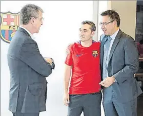  ?? FOTO: FCB ?? Bartomeu y Mestre saludan a Valverde Respaldo en el inicio de los entrenamie­ntos