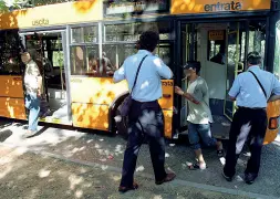  ??  ?? Scontro sull’autobus Due controllor­i di Mom sono stati aggrediti