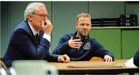  ?? FOTO BERND SCHULLER ?? Ein Foto von den Dreharbeit­en: Regisseur Philipp Leinemann (rechts) und Schauspiel­er August Zirner, der den Leiter des BND spielt.