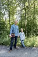  ??  ?? HÖGER Nicolai och Björn har plockat bär i skogen.