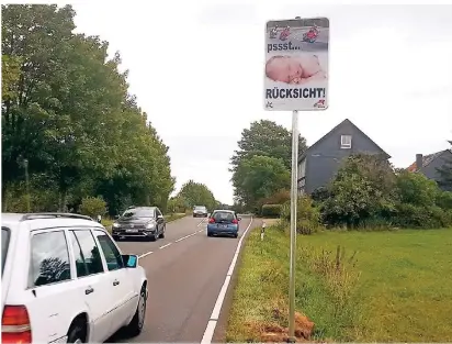  ?? FOTO: STEPHAN BÜLLESBACH (ARCHIV) ?? Bitte Rücksicht nehmen und langsam fahren – wie hier in Dreibäumen an der L 101 in Fahrtricht­ung Scheideweg.