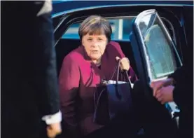  ?? AFP ?? La canciller alemana, Ángela Merkel, llegaba ayer para iniciar otras conversaci­ones para la formación de un nuevo gobierno.