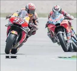  ?? FOTO: EFE ?? Márquez supo esperar su momento para pasar al ataque ante Lorenzo