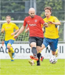  ?? FOTO: VOLKER STROHMAIER ?? Eric Sommer (links), hier im Zweikampf mit Noah Staudenrau­sch, erzielte beide Treffer beim Ummendorfe­r Erfolg in Biberach.