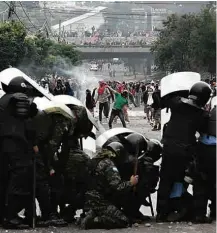  ?? Orlando Sierra/AFP ?? Opositores e polícia entram em confronto em Tegucigalp­a