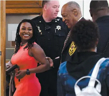  ?? PHOTO AFP ?? L’acteur Bill Cosby, en compagnie de son agente de publicité, Ebonee Benson, hier lors de son procès pour agression sexuelle à Norristown, en Pennsylvan­ie.