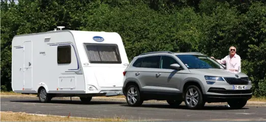  ??  ?? Dans l’édition 2018 de la tractrice de l’année, le Skoda Karoq en version 2,0 TDI occupe la deuxième marche du podium. Et si cette version essence conserve les atouts du châssis et du confort de bord, le moteur essence (à cause du poids de la voiture) manque un peu de punch avec une caravane… Le TDI peut tracter beaucoup plus lourd.