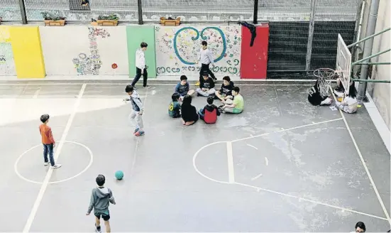  ?? STVIER CERVERA ?? Un grup d’escolars jugant al pati d’una escola de l’Eixample de Barcelona